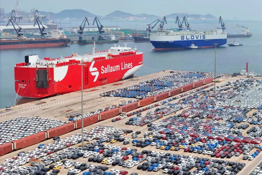 2024年8月28日，中国国际航空公司和中国南方航空公司在中国商飞总装制造中心浦东基地同时接收首架C919飞机，这是交付仪式现场。新华社记者 方喆 摄