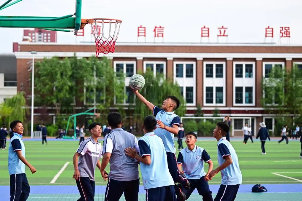 哈尔滨工程大学水声工程学院学生在进行技术实验。新华社记者王松 摄