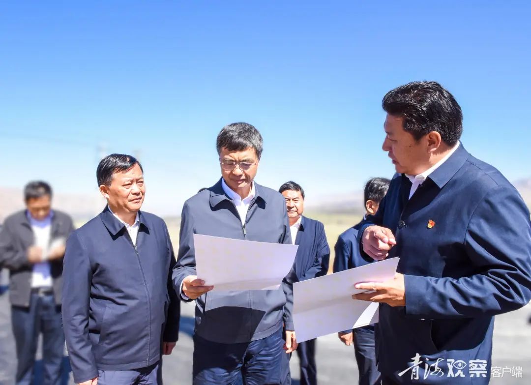 9月25日至26日，省委书记、省人大常委会主任陈刚赴海南藏族自治州、黄南藏族自治州调研。图为陈刚察看黄河沿线生态治理、黄河流域生态环境警示片反映问题整改情况。青海日报融媒体记者 王湘琳 摄