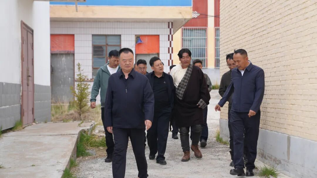 李海波、秦增多杰赴泽曲镇（恰科日）调研畜牧业发展及闲置资产盘活工作